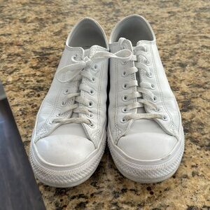 Men’s White Converse Chucks Low size 9